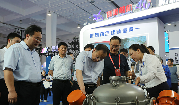 新鄉市長魏建平親臨高服展區指導工作