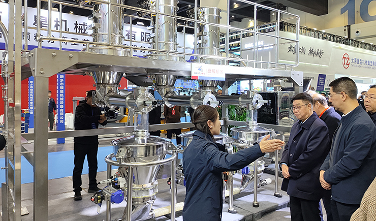 高服以“智能篩分系統(tǒng)+防爆解決方案”雙引擎驅(qū)動(dòng)制造業(yè)升級(jí)，獲工信部領(lǐng)導(dǎo)現(xiàn)場點(diǎn)贊